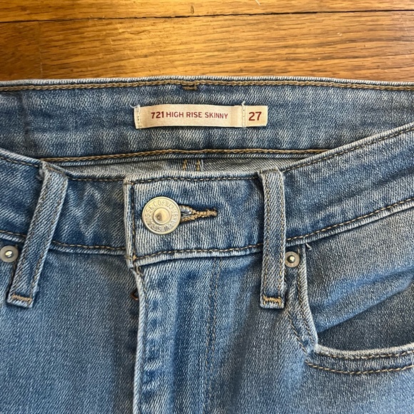 Levi Jeans- Medium Wash - Picture 5 of 6